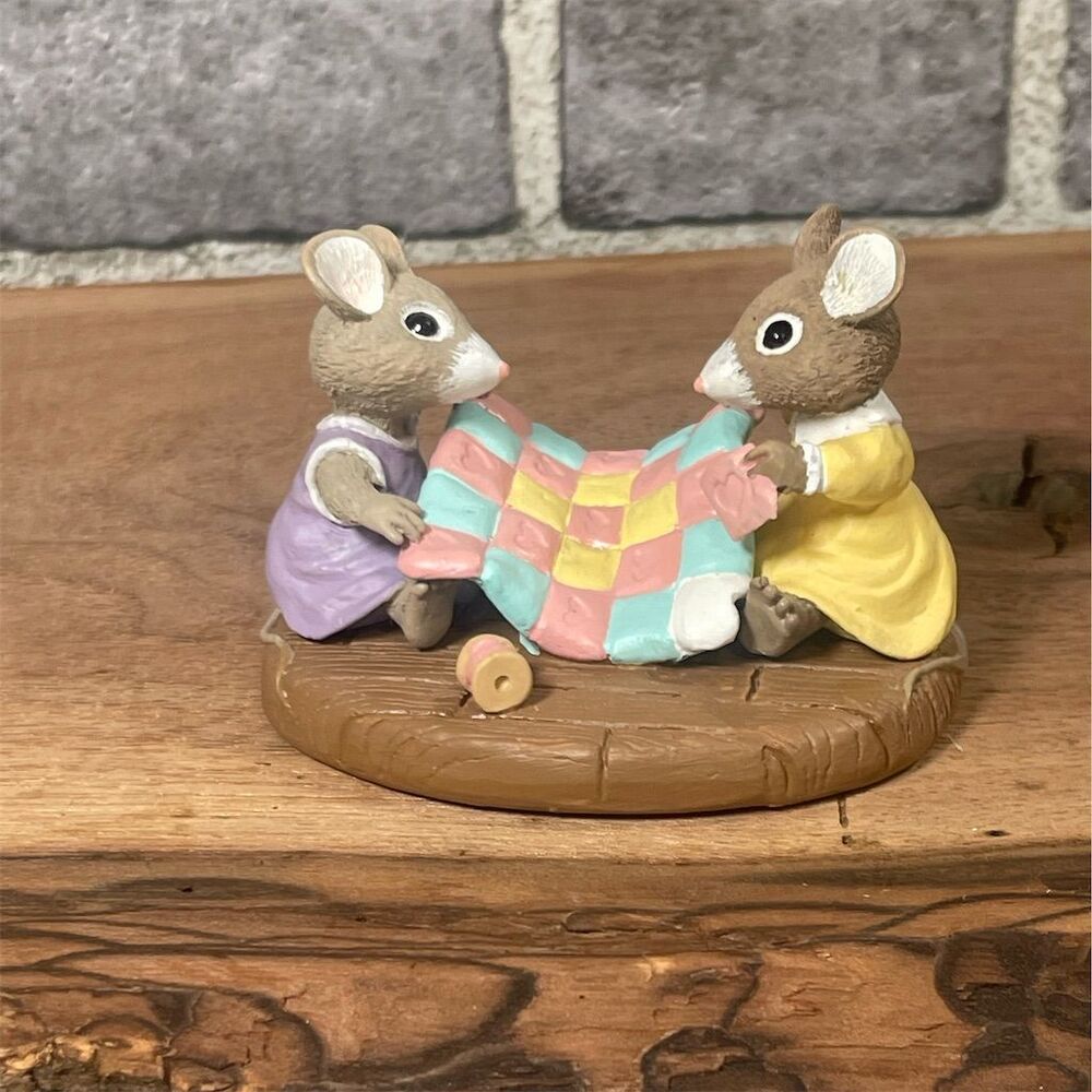Hallmark Tender Touches "Friendship" Figurine Vintage 1990 Mice Quilt
